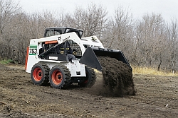 Bobcat földmunkát végez Bobcat földmunkát végez