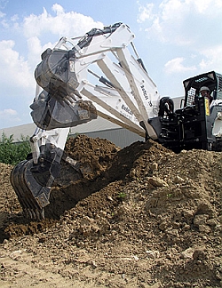 Bobcat mélyásóval földmunkát végez Bobcat mélyásóval földmunkát végez
