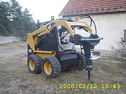Caterpillar törőfejjel, épületbontás Caterpillar törőfejjel, épületbontás
